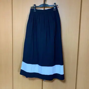 네이비와 화이트의 플레어 스커트