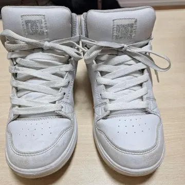 DC 화이트 하이컷 스니커즈