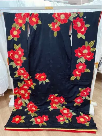 카츠라 유미 히키후리소데 오오후리소데 블랙 베이스 빨간 꽃무늬 자수