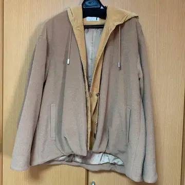 스콧 클럽 계열 후드 부착 베이지 카멜 자켓