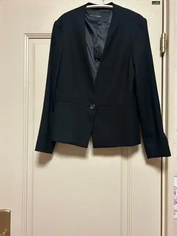 블랙 자켓과 스커트 세트 노리즈