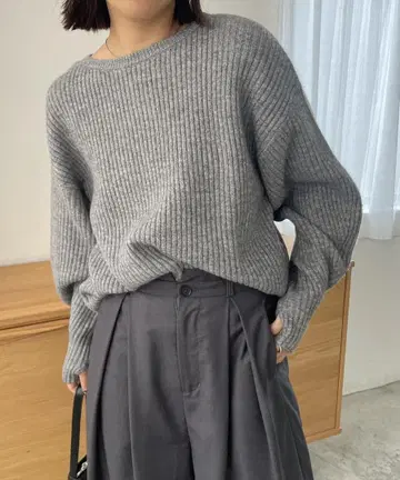카프리슈레마쥬 입체 슬리브 니트 그레이 쫀득 핑거홀
