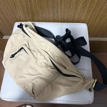 오카다 유리 시마무라 바디백 베이지 웨스트 파우치