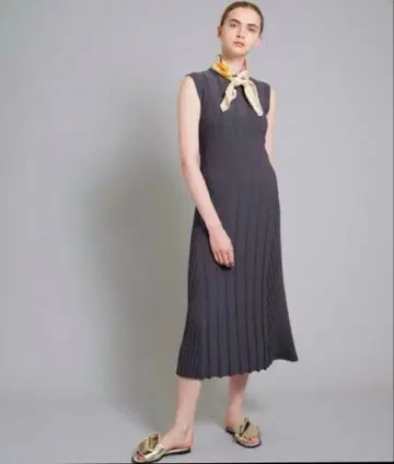 [ CINOH STUDIOUS ] 슬리브리스 니트 드레스