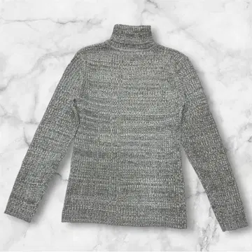 그레이 터틀넥 스웨터