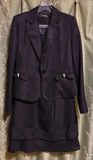 블랙 자켓과 스커트 셋업