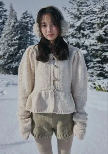 Andequal gold button puff sleeve knit