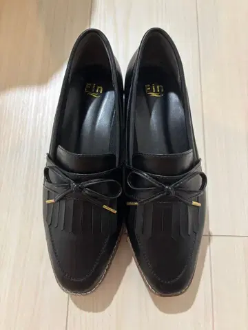 Fin 프린지 장식 블랙 로퍼 통굽