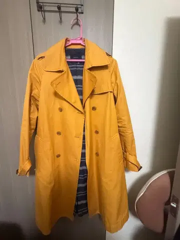 머스타드 컬러 트렌치코트