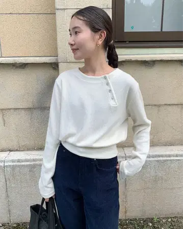 nugu plain 넥 슬릿 버튼 크롭 니트