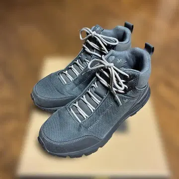 등산화 미들컷 그레이 비브람 밑창