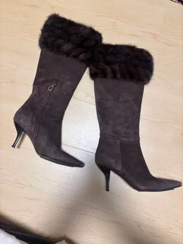 브라운 퍼가 달린 롱 부츠