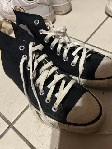 CONVERSE 블랙 하이컷 스니커즈