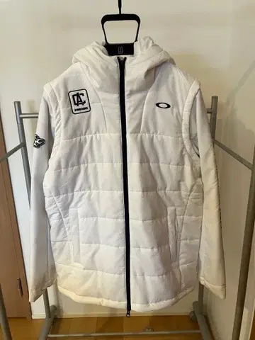 새상품급 오클리 후드 부착 퀼팅 자켓 화이트 L 사이즈 소매 탈부착 가능