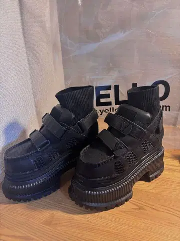 YELLO 블랙 하이컷 스니커즈풍 부츠