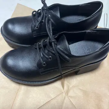 블랙 레이스업 부츠 중간 힐