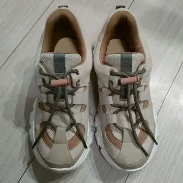 남편이 잠든 후에 바로 신는 스니커즈