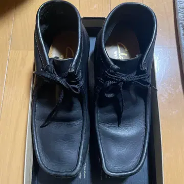 Clarks Wallabee 블랙 가죽 부츠