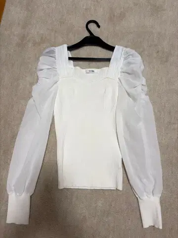 [ 새상품급 ] SNIDEL 퍼프 슬리브 화이트 상의