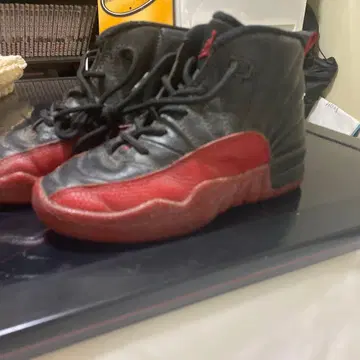 조던 블랙/레드 하이컷 스니커즈 18cm