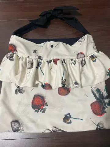 gru.rond 그루론 딸기 무늬 프릴 토트백