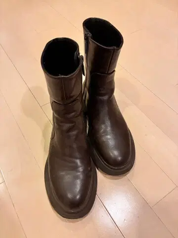 ZARA 다크 브라운 사이드 지퍼 부츠