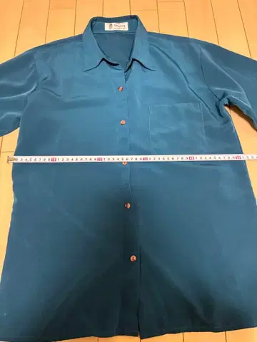 긴팔 셔츠 왼쪽 가슴 포켓 부착 그린 선명한