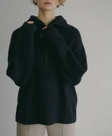 HER. 하프 지퍼 컬러 니트/네이비