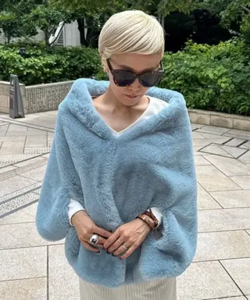 젠느 리치 볼륨 퍼 케이프 라이트 블루