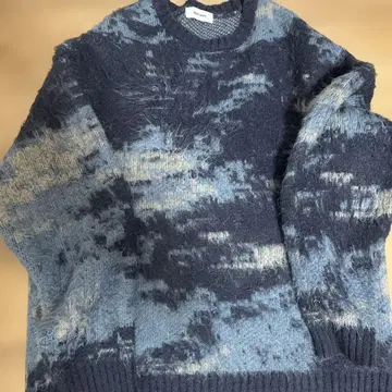 추상 무늬 크루넥 니트
