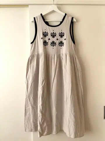 Samansa Mos2/꽃 자수 파이핑 민소매 원피스