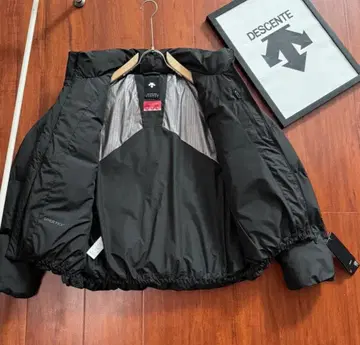 DESCENTE 블랙 다운 자켓