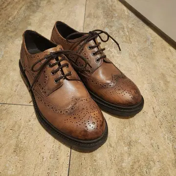 브라운 가죽 브로그 신발
