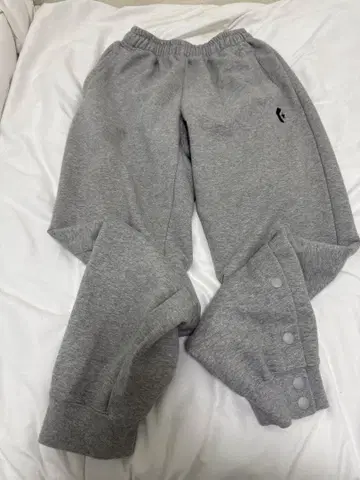 CONVERSE 그레이 스웨트 팬츠 버튼 포함