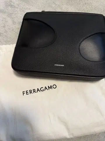 FERRAGAMO 블랙 클러치백
