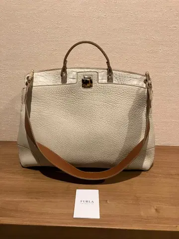 새상품급 FURLA 화이트 가죽 숄더백 핸드백으로도 사용 가능