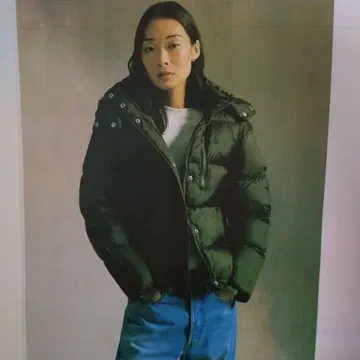 올리브 그린 후드 부착 다운 자켓