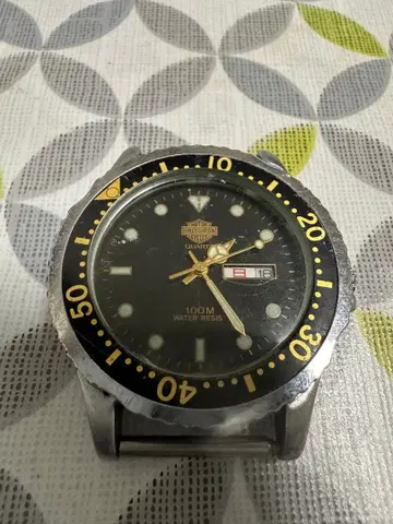 쿼츠 손목시계 100M 방수 날짜 표시