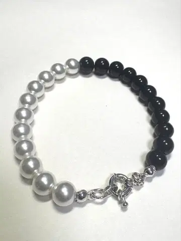 [ 당일 발송 ] 블랙과 화이트의 펄 비즈 팔찌