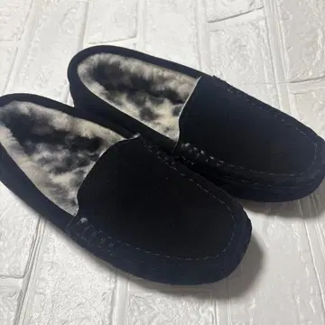 [ 새상품급 ] EMU 모카신 W7 ( 24cm ) 레오파드 무늬 블랙