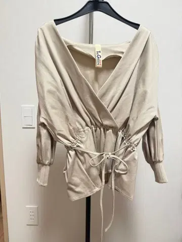 oneofthegreen 베이지 랩 스타일 소매 길이 5부 상의