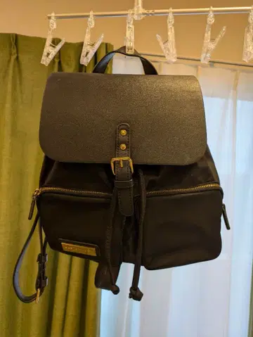 블랙 백팩 플랩 포함 중간 사이즈