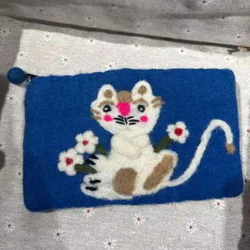 양모 펠트 원단의 파우치