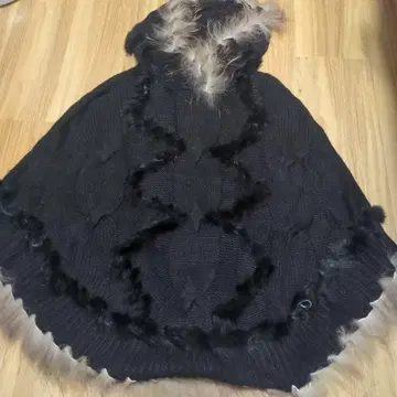 퍼 달린 블랙 니트 판초