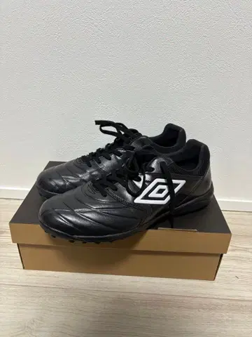 엄브로 풋살화 야외용 28cm