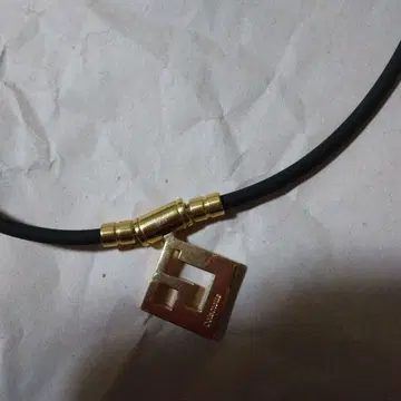 코란토테 기하학적 디자인 목걸이 골드 컬러 블랙