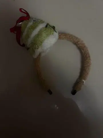 모자형 헤어밴드 그린과 화이트