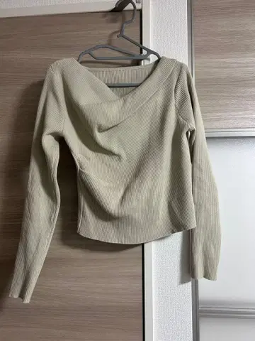 리브 오프숄더 긴팔 상의 베이지 mystic