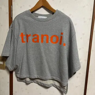 TRANOI. 그레이 오렌지 로고 티셔츠