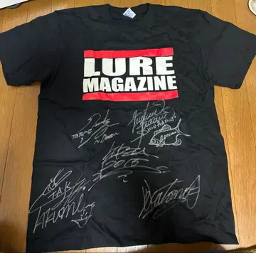LURE MAGAZINE 사인 포함 T셔츠